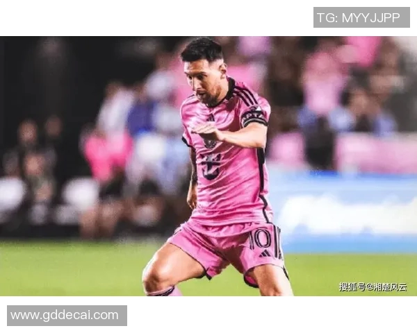 足球明星灿烂笑容背后的故事与成就揭秘 足球明星灿烂笑容背后的故事与成就揭秘