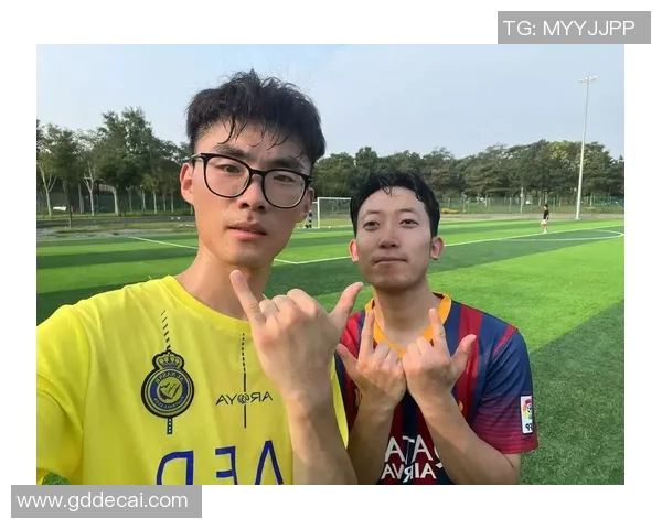 中国女生对足球明星的热情反应与追星文化的深度剖析 中国女生对足球明星的热情反应与追星文化的深度剖析