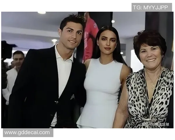 足球明星低头瞬间展现独特魅力与情感的女性视角照片合集