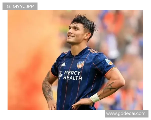 身高188cm的足球明星如何在赛场上展现超凡实力与魅力