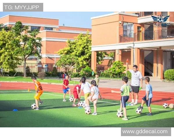 青园街小学足球明星展现青春风采助力校园体育发展 青园街小学足球明星展现青春风采助力校园体育发展